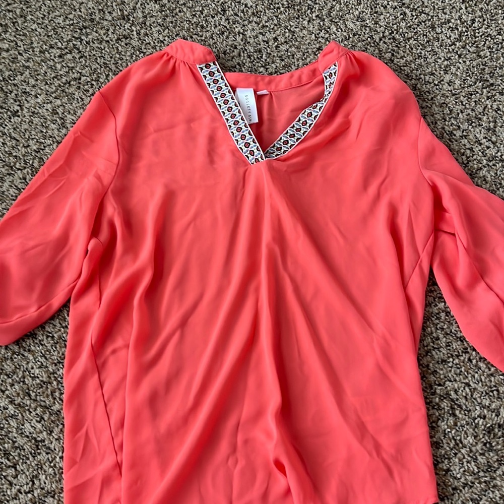 women’s small coral colored top